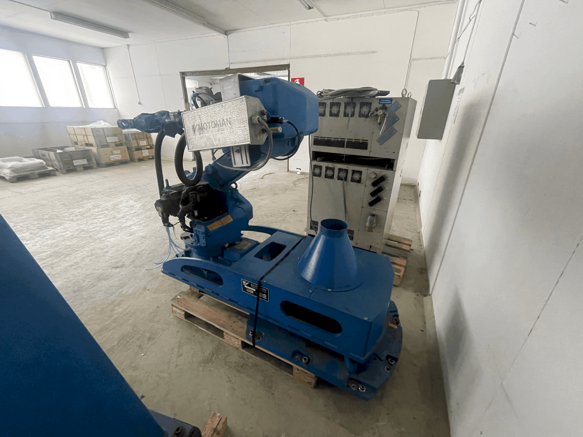 Front view of MOTOMAN VST 600 SX  machine