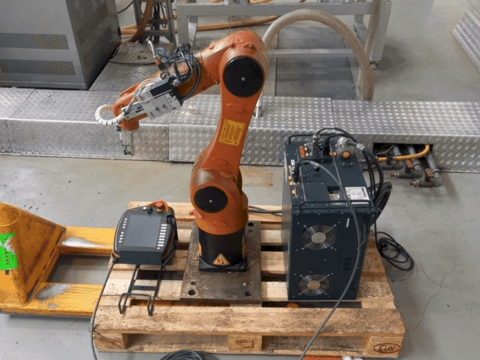 Front view of KUKA KR 6 R900 sixx  machine