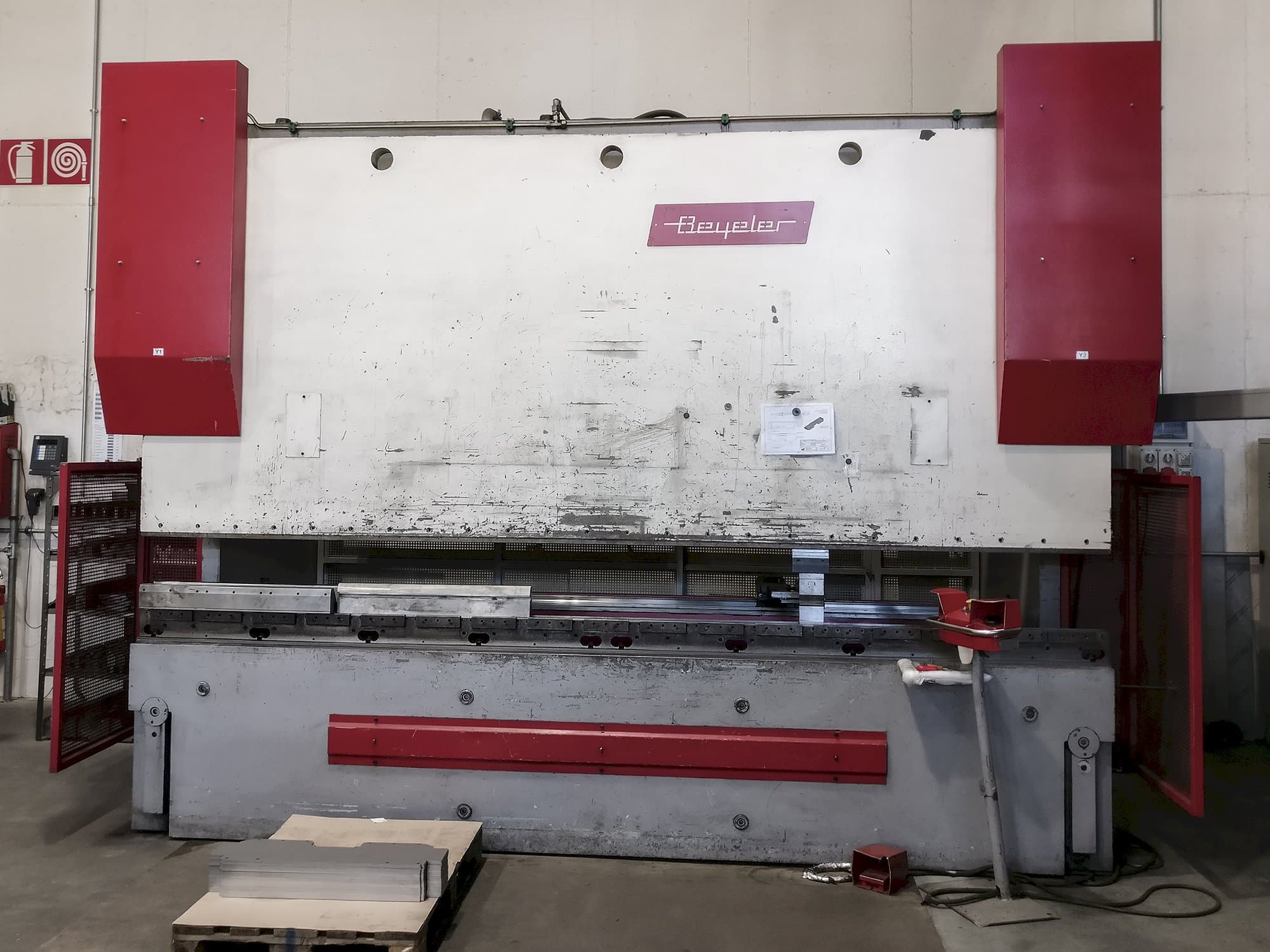 Front view of BEYELER PR6 Machine