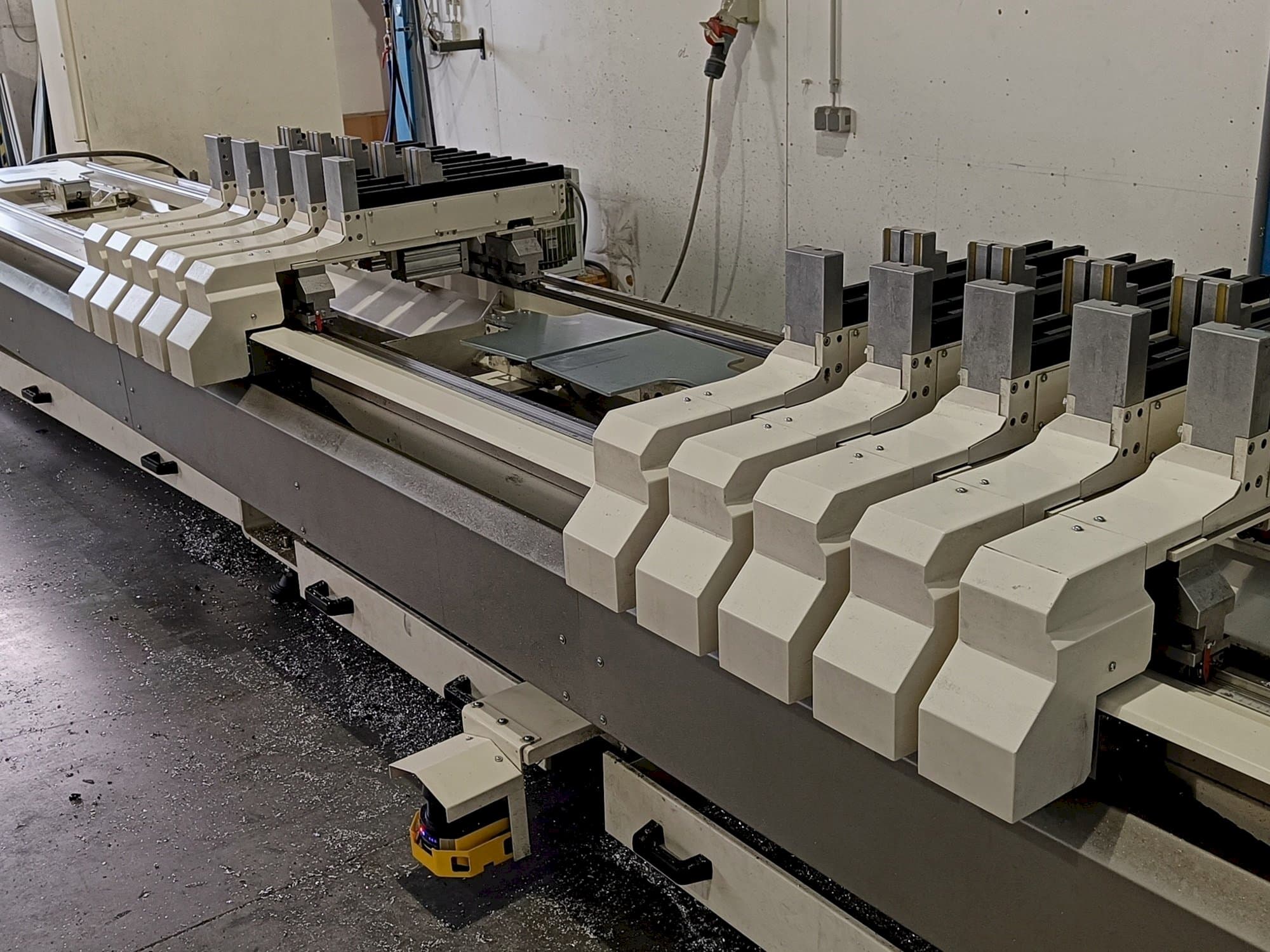 Front view of MECAL MC 304 Ariel 5 MDT  machine