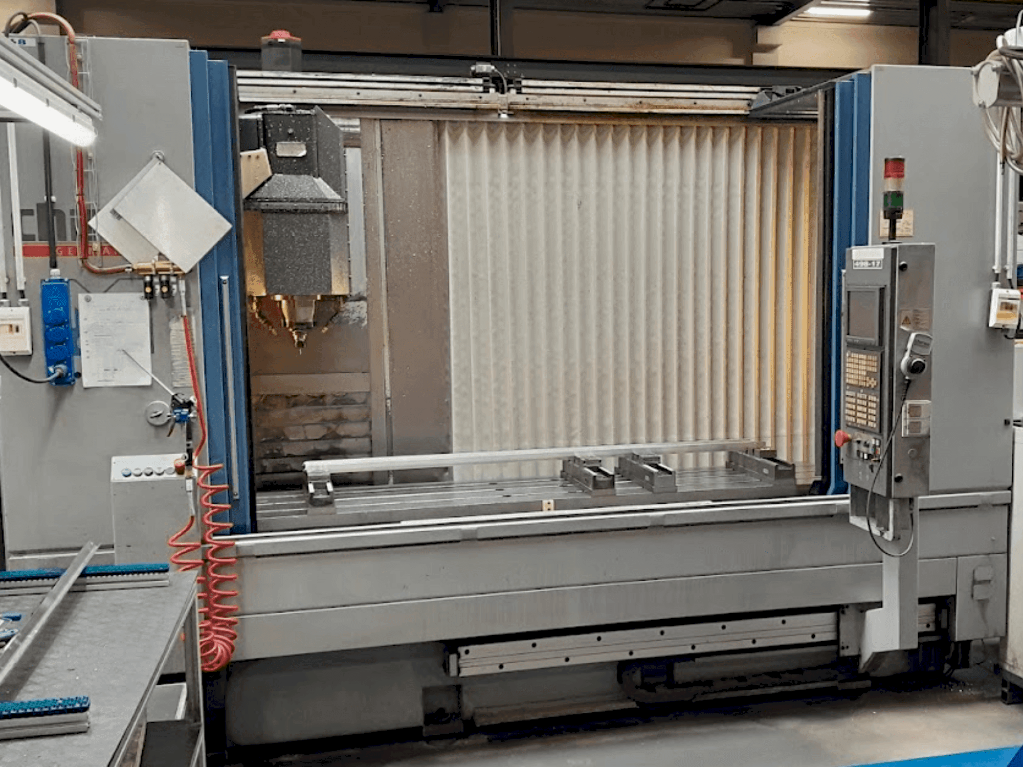 Front view of CHIRON MILL 2000  machine