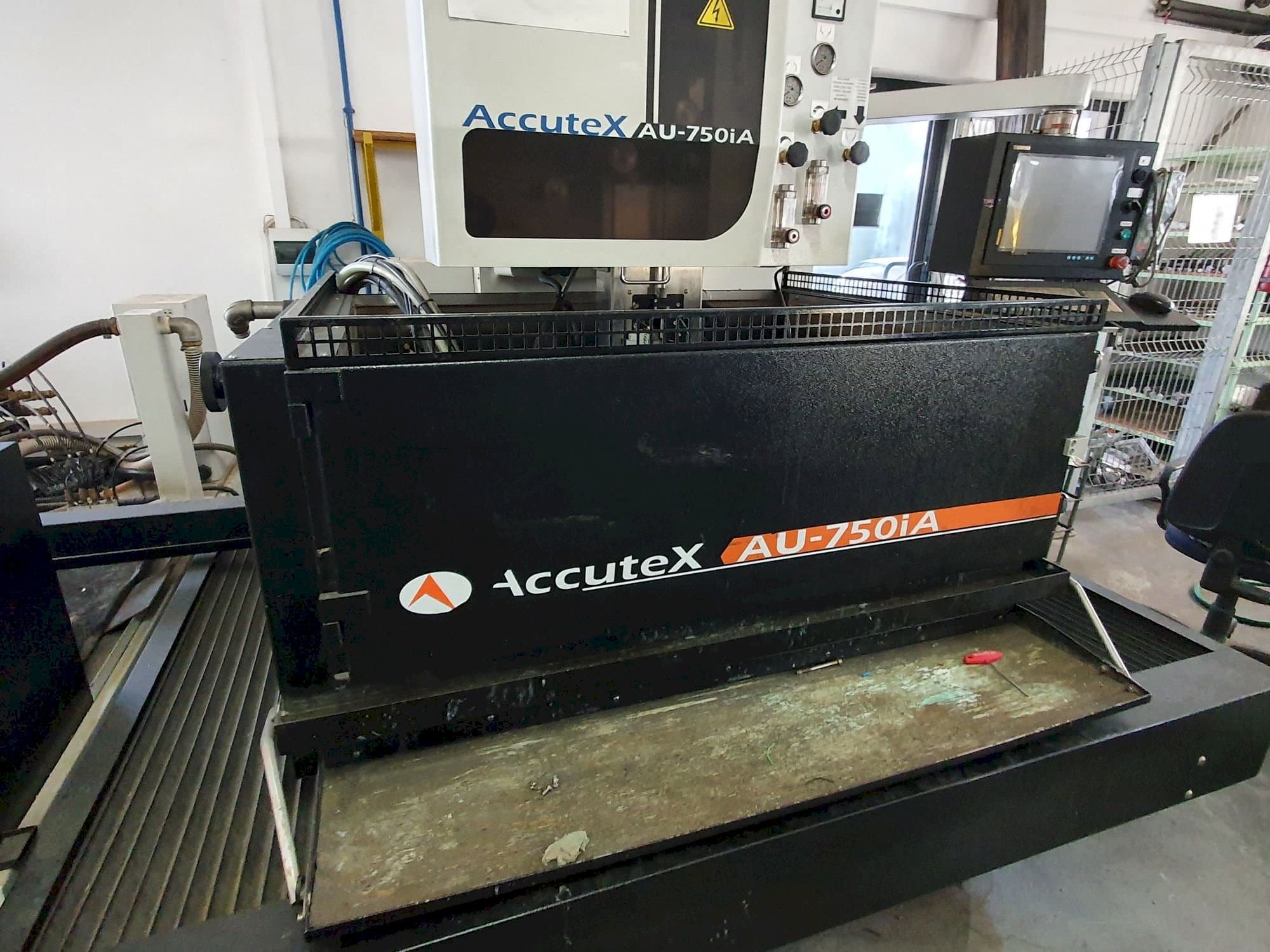 Front view of AccuteX AU-750iA  machine