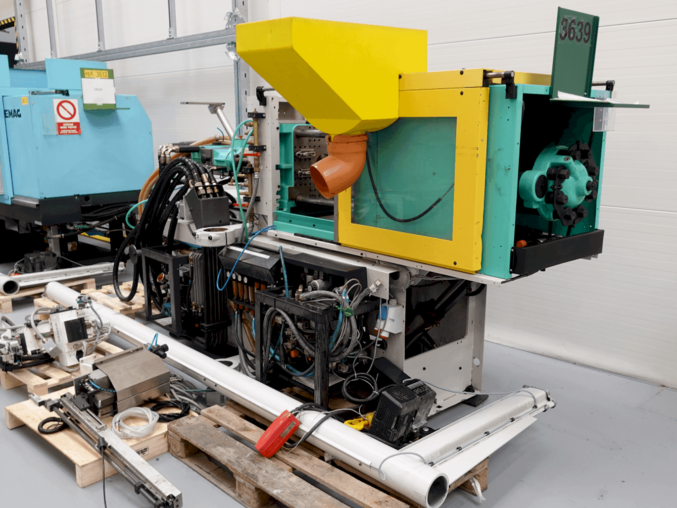 Front view of Arburg ALLROUNDER 320C–500–100U  machine