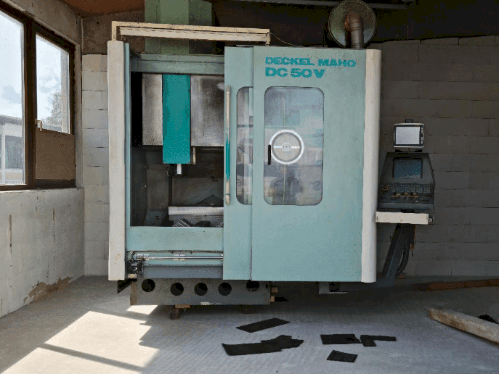 Front view of DECKEL MAHO DC 50 V  machine