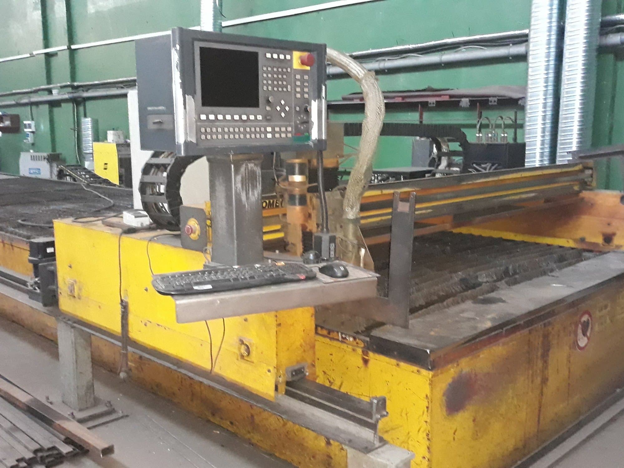 Front view of ESAB CXD-P 3000  machine