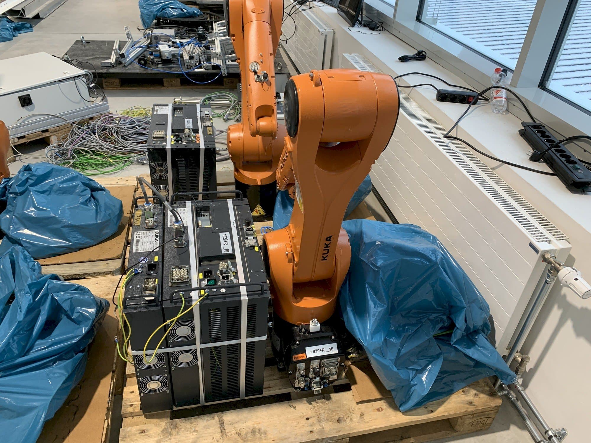 Front view of KUKA KR10 R1100  machine