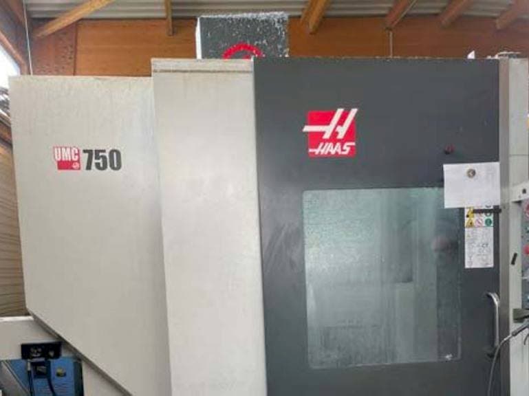 Front view of HAAS UMC 750 S  machine