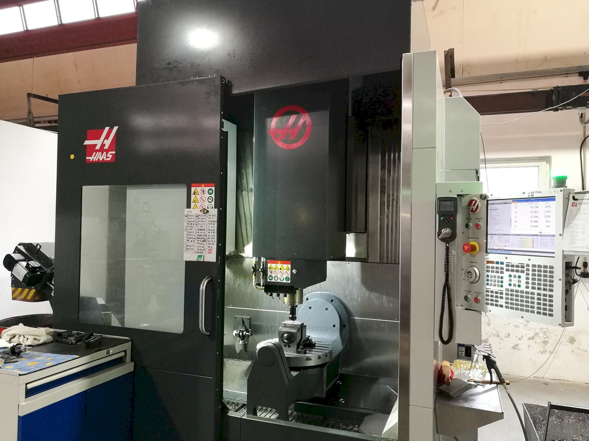 Left side view of HAAS UMC - 750  machine