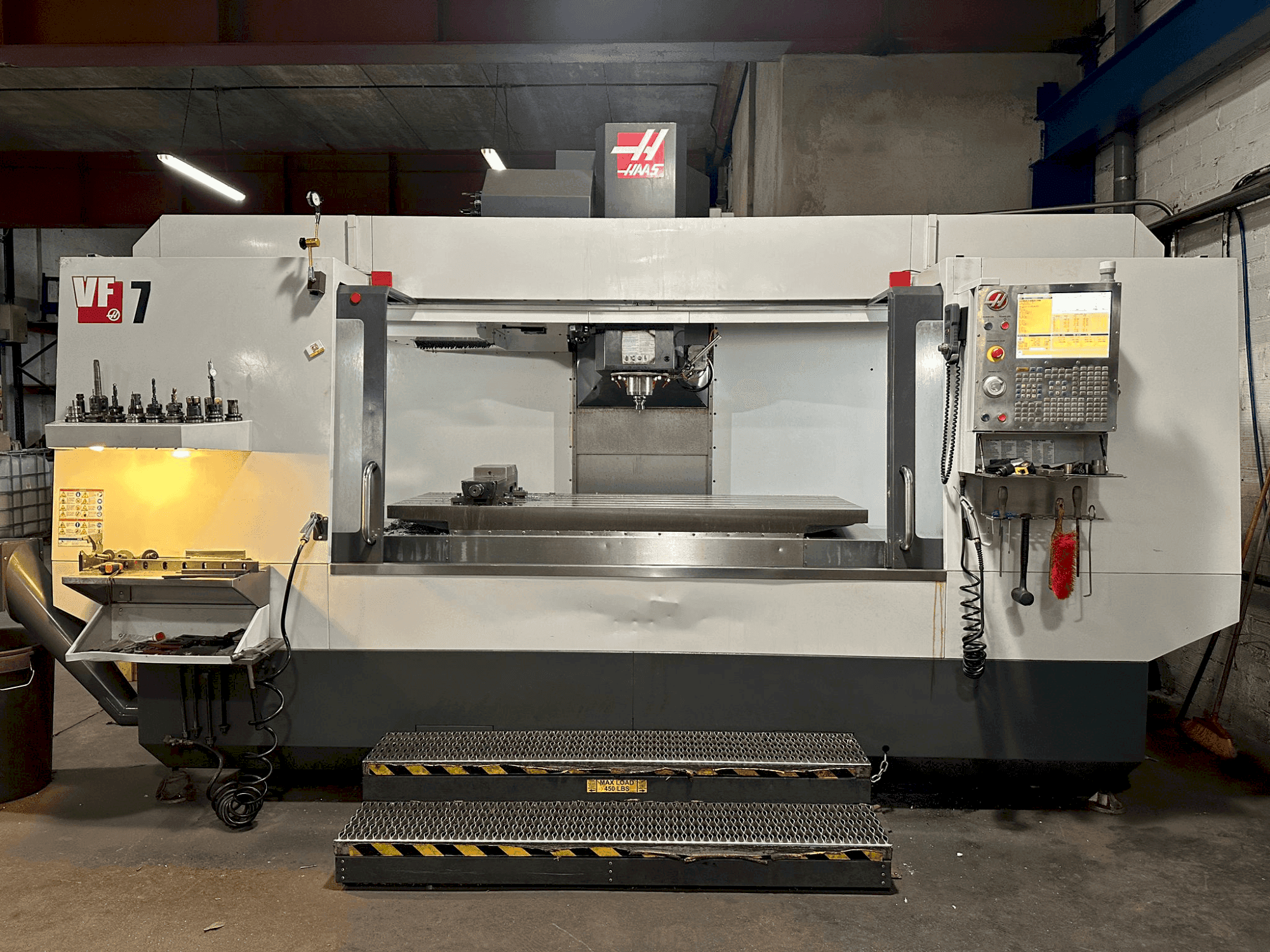 Front view of HAAS VF-7/40  machine
