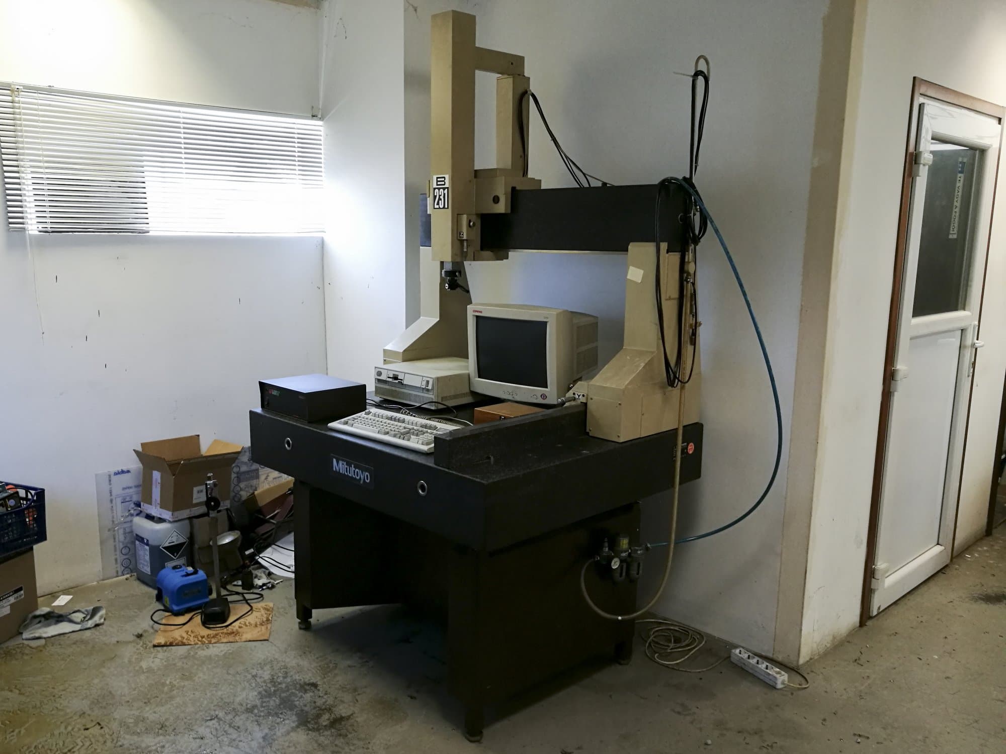 Right view of MITUTOYO B-231 machine