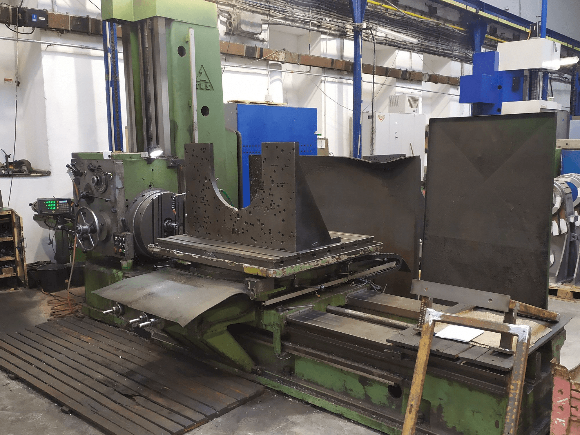 Front view of TOS H 100 machine