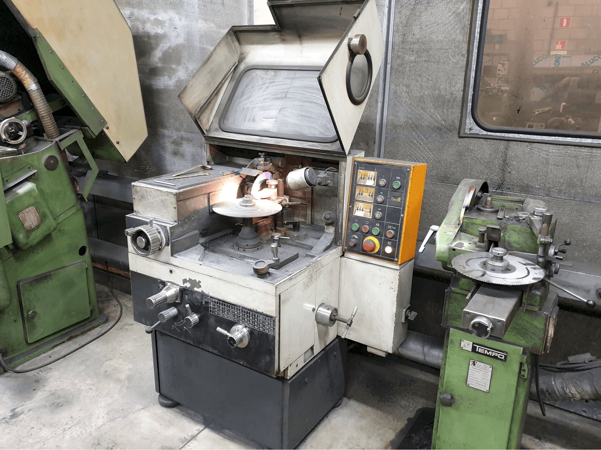 Right view of Loroch K400 Machine