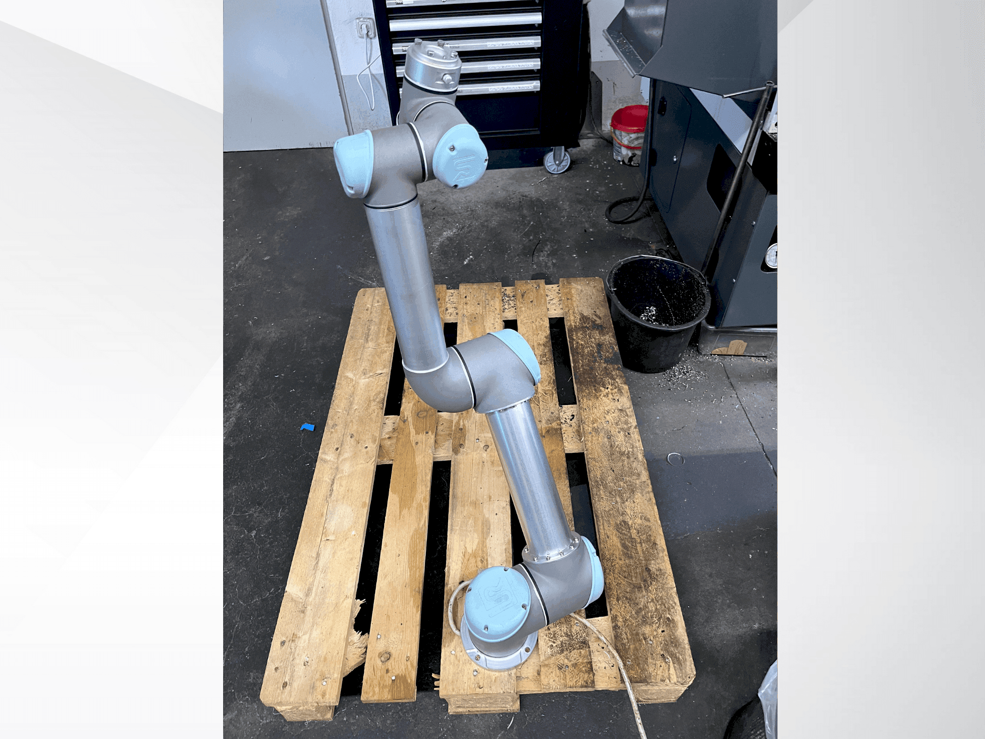 Front view of Universal Robots UR5 CB3.1 machine